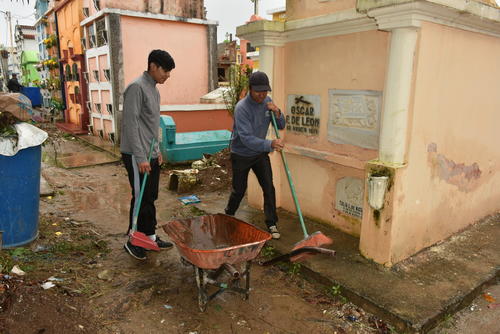 Los dos trabajadores se esmeraron con el arreglo, ante la perspectiva de una buena paga; sin embargo, la pareja no llegó a la hora acordada. (Foto: Bernardo Montúfar)