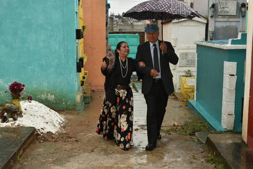 Don Francisco y doña Abigaíl mostraron el panteón familiar y luego se fueron caminando entre los nichos. (Foto: Bernardo Montúfar)