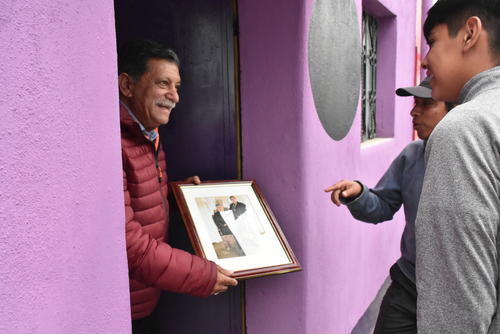 La foto familiar ayudó a confirmar la identidad de la pareja espectral, ante el desconcierto y el susto de los trabajadores. (Foto: Bernardo Montúfar)