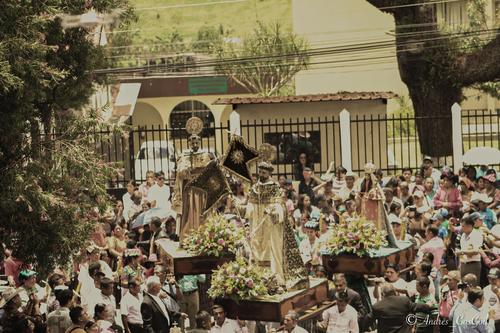 La imagen del patrono, Santo Domingo de Guzmán, acompañado de San Francisco de Asís y a la Virgen del Rosario. (Foto: Andres CasGod)