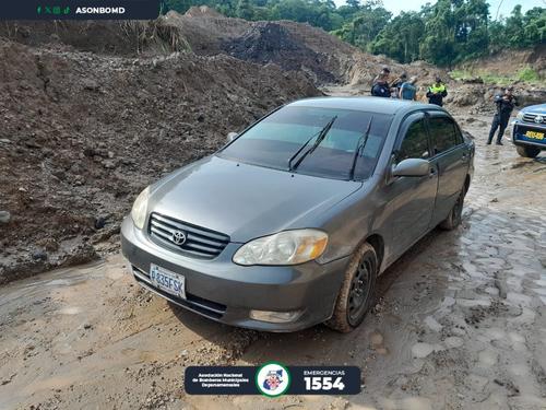 El hallazgo ocurrió dentro de un vehículo abandonado. (Foto: Bomberos Municipales Departamentales)