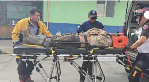 Un hombre fue trasladado de emergencia tras haber quedado soterrado. (Foto: CVB)