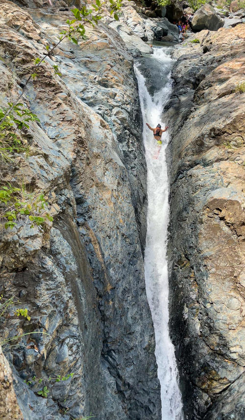 Solo los más atrevidos se tiran por los toboganes naturales que han formado las cataratas. (Foto: Wilder López)