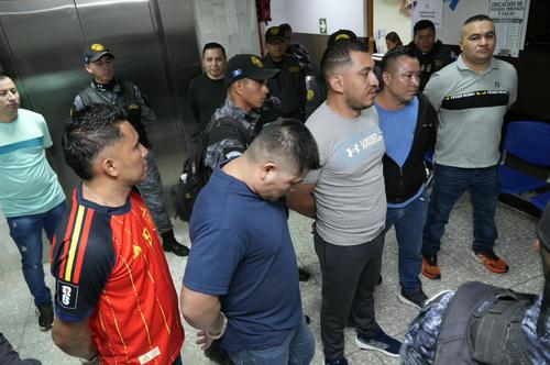 Los 25 guardias del SP señalados de facilitar la fuga de 20 reos de Fraijanes II fueron trasladados al Juzgado Tercero Penal en donde se desarrollará la audiencia de revisión de medida. (Foto: Wilder López/Soy502)