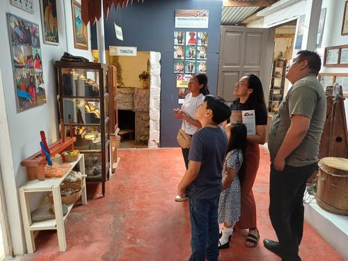 Objetos antiguos reflejan la vida cotidiana de la cultura poqomchi’ local. (Foto: Museo Katinamit)
