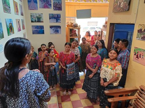 En una exposición permanente muestra indumentaria y objetos de la cultura poqomchi’. (Foto: Museo Katinamit)