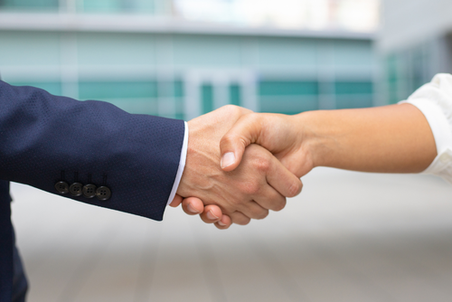 El sector de hospitalidad y la región sur del país lideran las proyecciones positivas de contratación empresarial en Guatemala para el cierre de 2026. (Foto: Magnific)