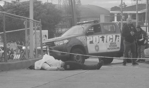 El cuerpo de la víctima quedó sobre la banqueta. (Foto: Jorge Senté/colaborador)