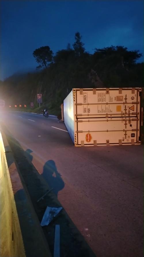 El vehículo transportaba banano, según informó el conductor. (Foto: PMT Guatemala)