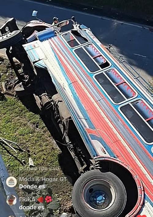 Un bus cayó desde la parte alta del paso a desnivel Las Rosas. (Imagen: captura de pantalla/GenesisNews)