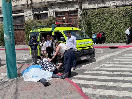 El cuerpo de la víctima quedó sobre la banqueta. (Foto: Bomberos Voluntarios)