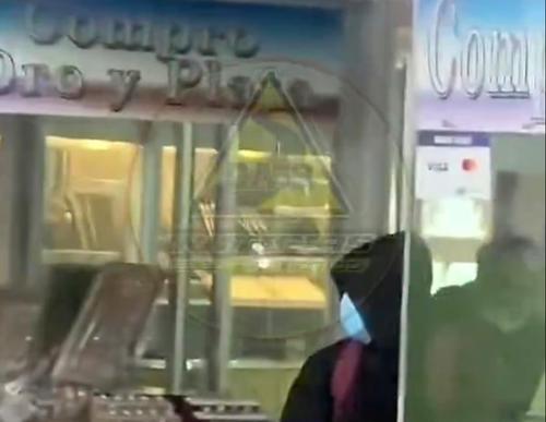 En videos compartidos en redes sociales, se observa el momento en que los hombres se llevan el botín. (Foto: redes sociales)