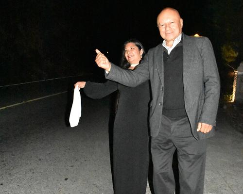 La pareja elegante pide aventón en las noches de luna llena. (Foto: Bernardo Montúfar)