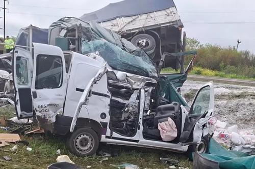 La principal hipótesis apunta a que el camión involucrado perdió el control tras impactar contra un caballo. (Foto: vía Infobae)