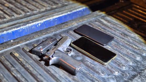 Los agentes decomisaron un arma de fuego y dos celulares durante el operativo. (Foto: PNC)