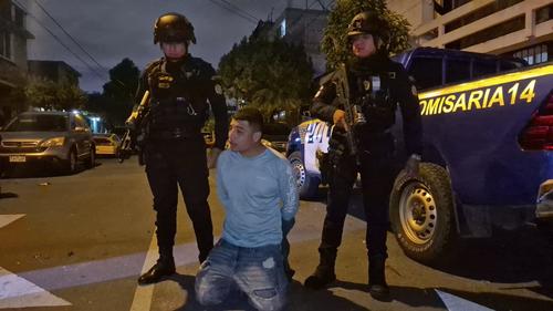 La PNC capturó a un hombre de 23 años señalado de participar en el robo de un vehículo. (Foto: PNC)