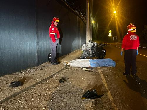 Los paramédicos confirmaron que murió debido al politraumatismo provocado por el accidente. (Foto: Bomberos Municipales)