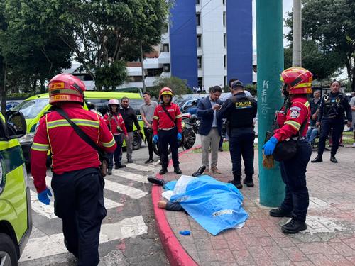 El cuerpo de la víctima quedo sobre la vía publica. (Foto: Bomberos Municipales)