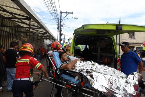 Dos hombres resultaron heridos en un ataque armado ocurrido en zona 18. (Foto: Bomberos Municipales)