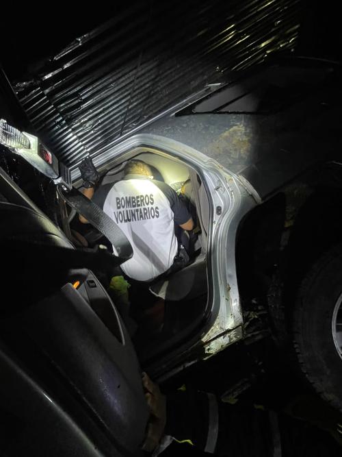 Un víctima quedo fallecida dentro del vehículo volcado. (Foto: Bomberos Voluntarios)