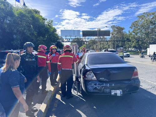 El vehículo presentaba varias perforaciones provocadas por disparos. (Foto: Bomberos Municipales)
