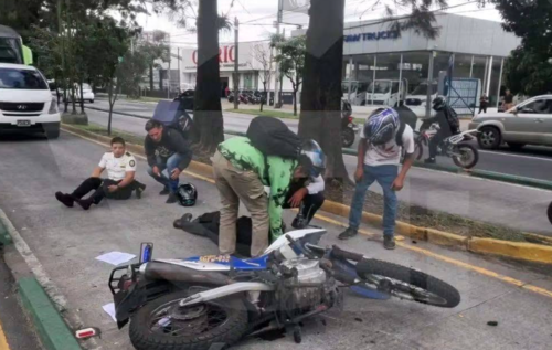 Dos agentes terminaron en la cinta asfáltica tras el percance. (Foto: RRSS)