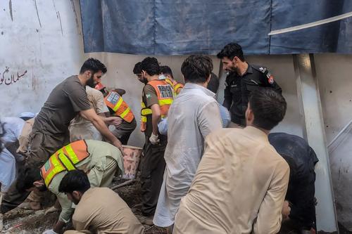 Las labores contó con decenas de rescatistas que llegaron a la zona del desastre. (Foto: AFP)