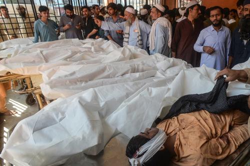 Los cuerpos de los estudiantes quedaron cubiertos tras las labores de rescate. (Foto: AFP)