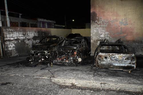 Vehículos y motocicletas calcinadas quedaron sobre la vía pública tras los incendios. (Foto: Jose Luis Pos)