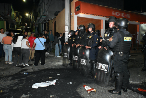 Agentes antimotines llegaron al lugar para resguardar la subestación. (Foto: Jose Luis Pos)