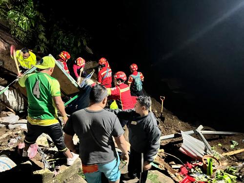 Una vivienda quedó soterrada tras un deslizamiento de tierra registrado en Granizo 3, zona 7. (Foto: Bomberos Municipales)