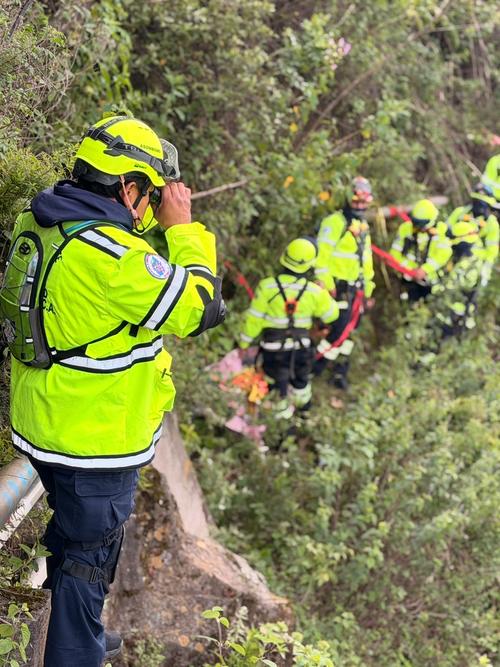 Los socorristas realizan el rastreo tanto en la orilla del río como en la montaña. (Foto: Bomberos Municipales Totonicapan)