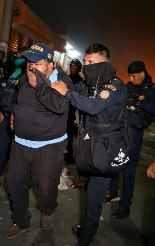 Los agentes trasladaron al detenido al Juzgado de Villa Nueva para evitar que fuera alcanzado por los vecinos. (Foto: Jose Luis Pos)