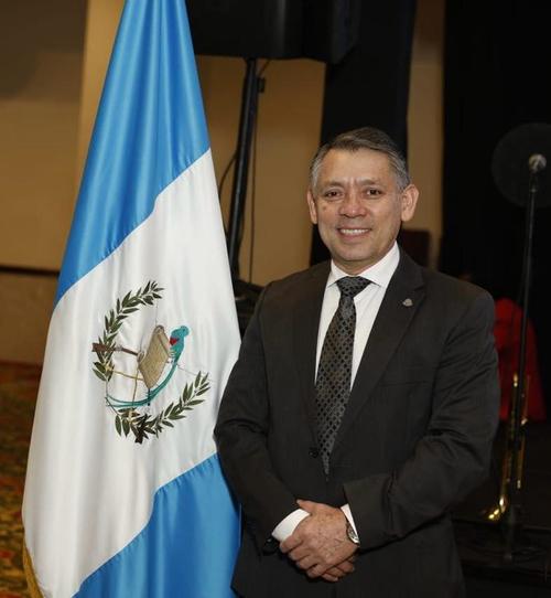 Dr. Walter O. Linares Pacheco, ginecólogo y obstetra.