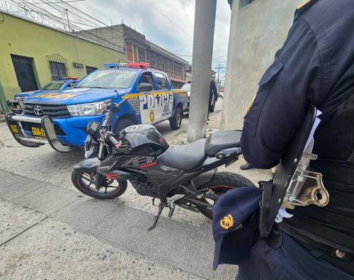 Un agente de la PNC resultó herido. (Foto: PNC)