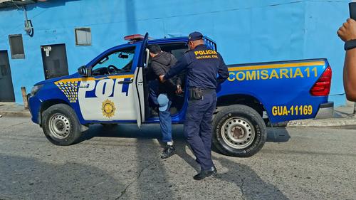 El hombre esquivó a los agentes y terminó atropellando a uno de ellos. (Foto: PNC)
