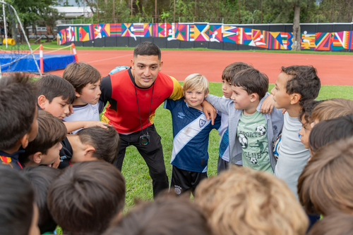 El goleador de la Liga Nacional motiva a sus pequeños jugadores en cada clase. (Foto: Sebastian Aldana, Colegio Alemán)