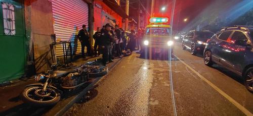 Una motocicleta terminó en la cinta asfáltica luego que el vehículo perdiera el control y colisionara contra ella y un negocio. (Foto: CMB)