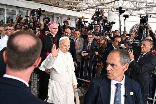 El papa saluda a decenas de personas que acudieron a saludarlo a su salida del hospital. (Foto: AFP)