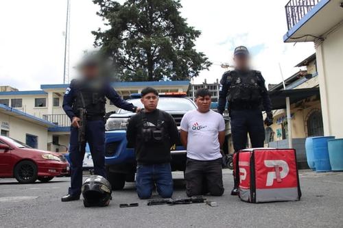 Durante el procedimiento fue localizada una carabina, municiones y un chaleco táctico. (Foto: PNC)