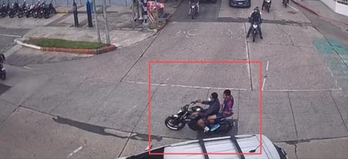 Otras imágenes muestran a dos motoristas, uno de ellos con una camisola deportiva azul y roja. (Foto: Redes sociales)