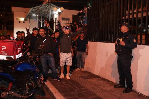 Repartidores cuestionan la captura de los hermanos Choc por agentes PNC. (Foto: Oscar Rivas)