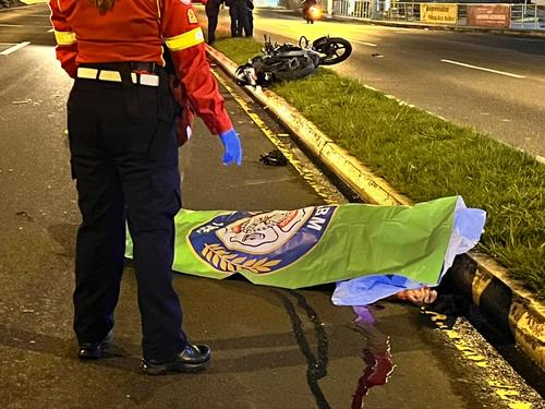 El motorista murió tras ser atropellado en la ruta al Atlántico. (Foto: Bomberos Municipales)