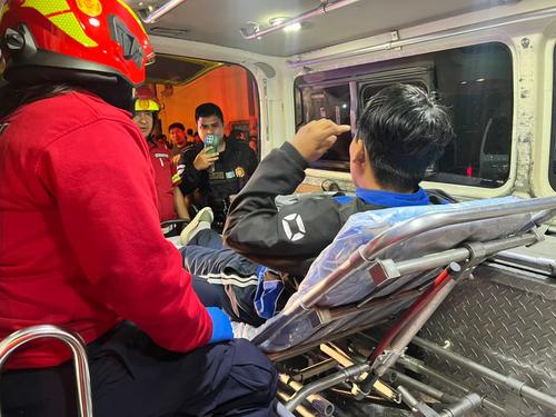 En La Reformita, zona 12, un hombre de 19 años fue herido de bala en una pierna. (Foto: Bomberos Municipales)