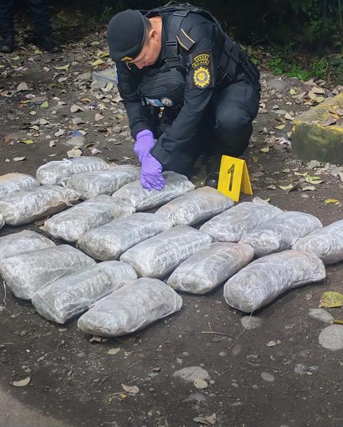 Los agentes localizaron 20 paquetes que contenían marihuana. (Foto: PNC)