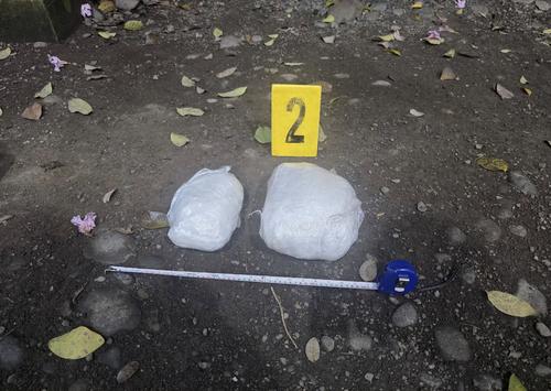 También encontraron dos paquetes con piedras de crack. (Foto: PNC)