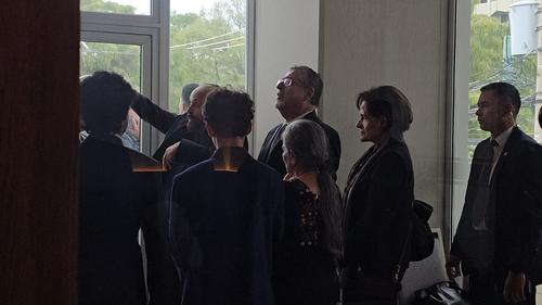 El presidente acudió al velorio de Juan Francisco Solórzano Foppa. (Foto: Jose Luis Pos)