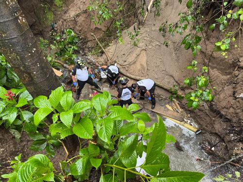 El cuerpo fue localizado al fondo de un barranco. (Foto: Bomberos Voluntarios)
