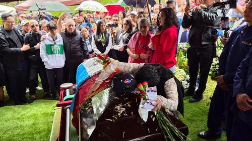 Familiares de Solórzano Foppa lo despiden en el cementerio. (Foto: Estuardo Paredes)