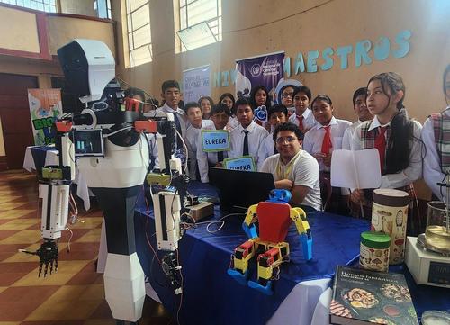 El robot, impulsado por Jeffrey Salazar, fue presentado durante una actividad de Clubes de Ciencias. (Foto: Cortesía CreaBot)